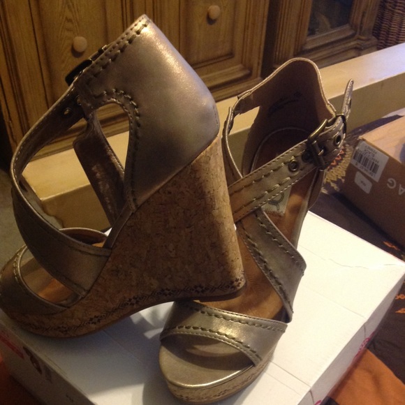 Criss-crossed, open toe wedge. - Picture 2 of 4